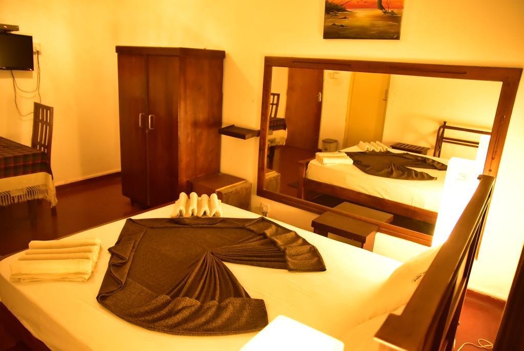 Yoho Mount Waves Hotel Colombo Esterno foto